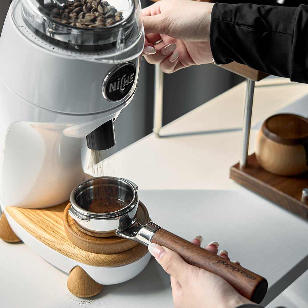 popspresso-portafilter-dosing-coffee-scene