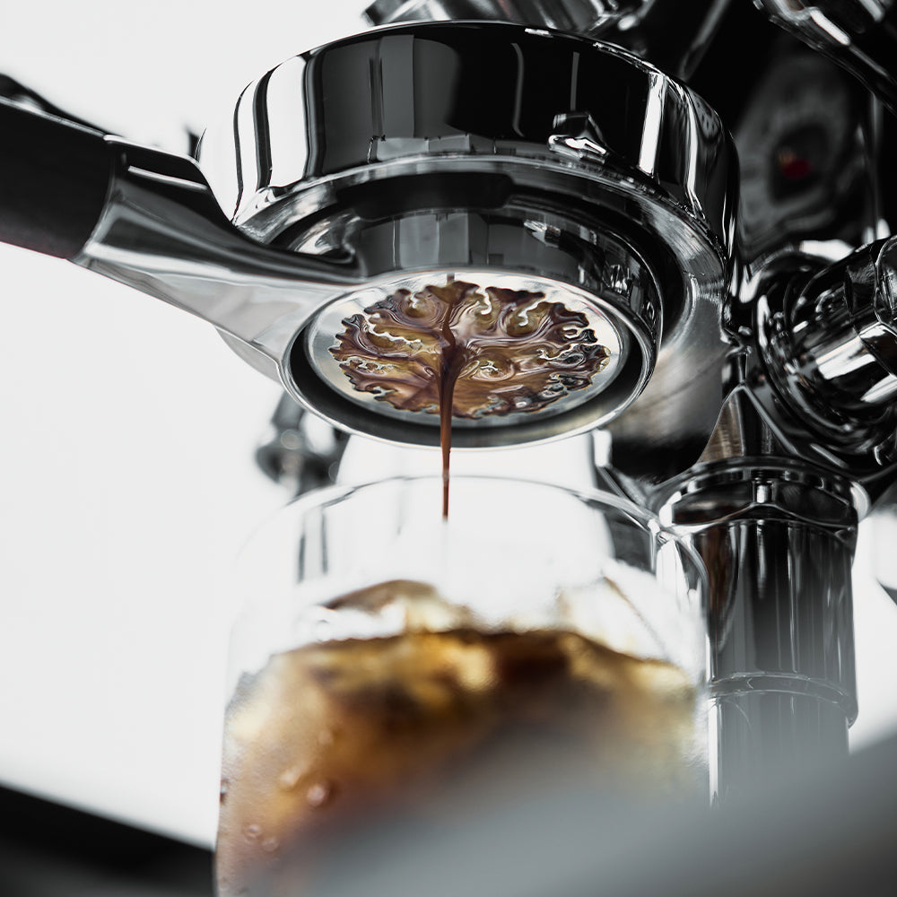 Professional espresso extraction shot using Popspresso bottomless naked portafilter