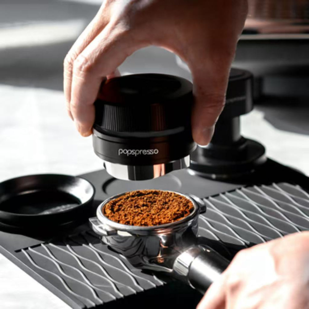 popspresso-dual-bearing-gravity-distributor-in-action-puck-prep