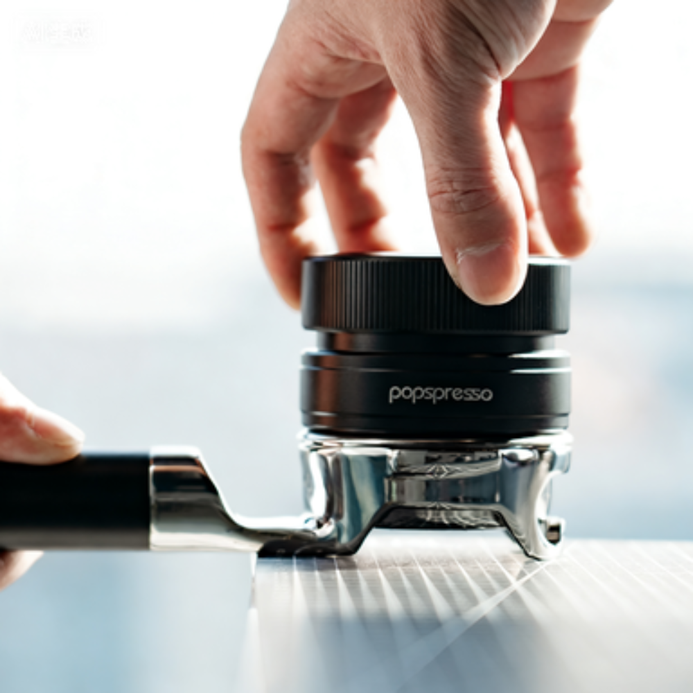 popspresso-dual-bearing-gravity-distributor-in-action-puck-prep
